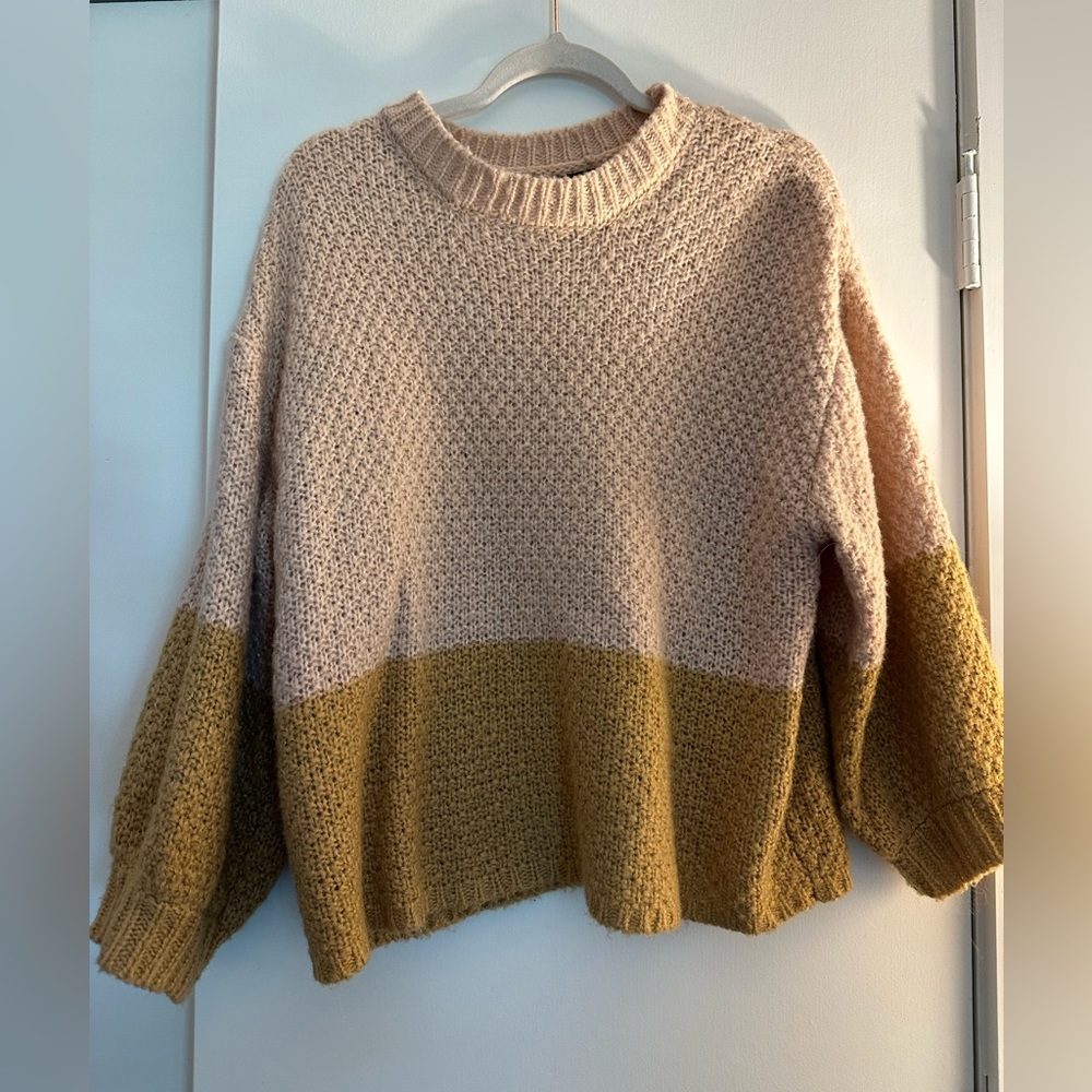 Volcom 3 quarter sleeve sweater! Size L